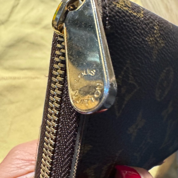 Great condition Lv Wallet - Picture 6 of 6